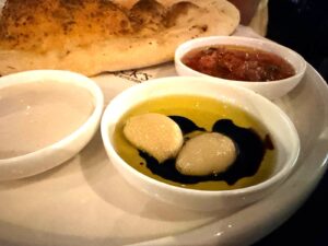 פטריקס פתח תקווה, PATRICK'S FINE ,KITCHEN & BAR המלצה של רות, צילום: פוקאצ'ה מטבלים בצק טרי, אפוי במקום בתנור אבן, סלסת עגבניות, טחינה, קונפי שום, שמן זית ובלסמי 36 ₪